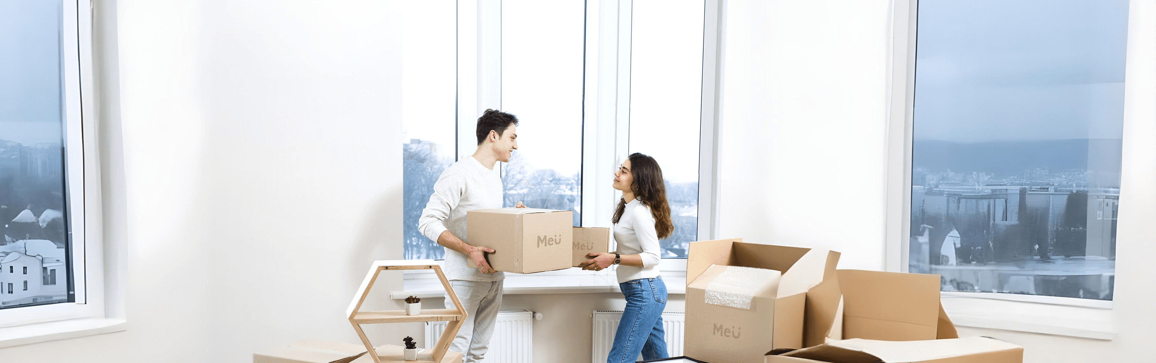 Couple moving with MeÜ boxes